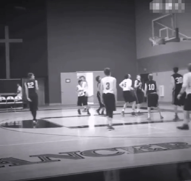 今日蔡徐坤几年前在美国高中时期校队打篮球的视频在网络走红,虽然