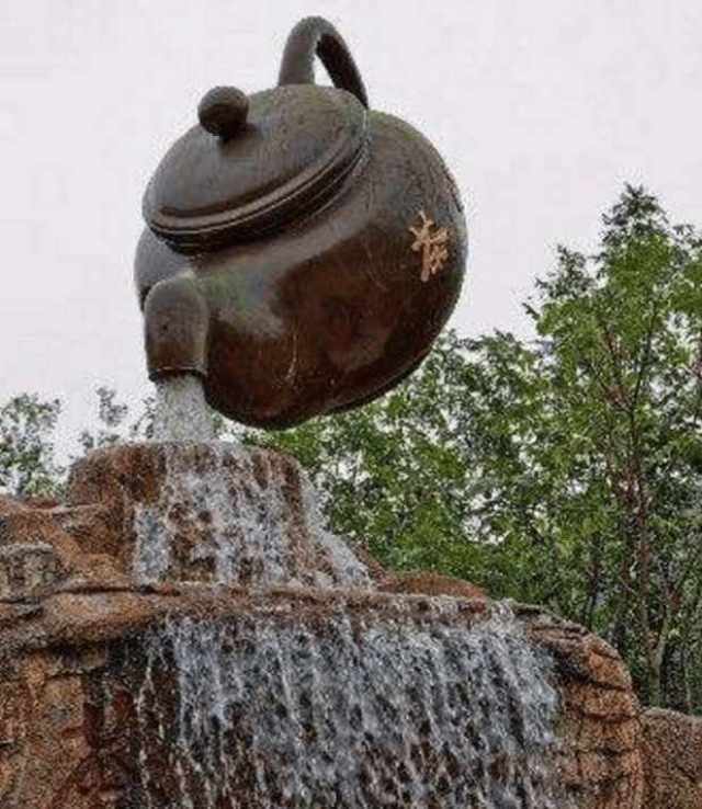 虽然这里不是什么有名的景点,不过却因为这一个大茶壶的存在,而吸引