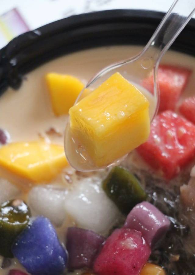 这碗很壕的四果汤在漳州两年了!比空调还厉害!加了十多种料哦!