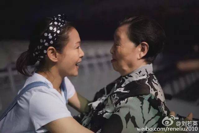 刘若英有多孝顺?贴身照顾生病的父亲,还和96岁祖母亲如母女!
