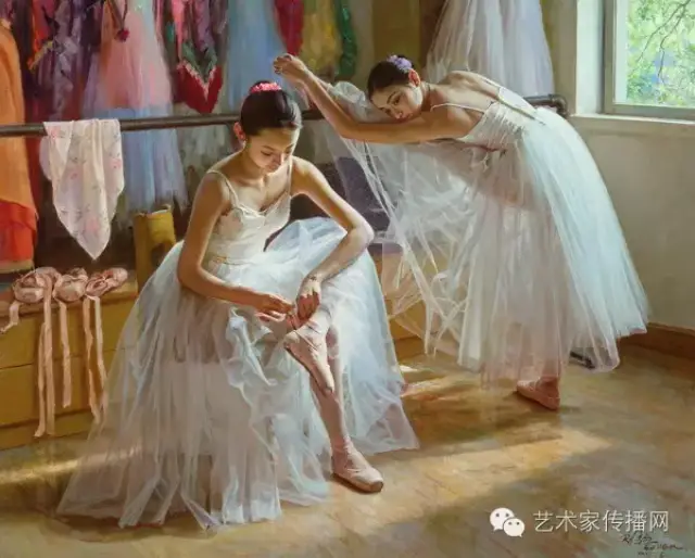 甚至在撒满鲜花的舞台上, 你似乎触手可及那曼妙的裙纱; 嗅着女舞者