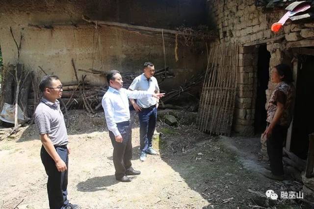 4月29日,县领导侯建盛在双龙镇检查扶贫档案.双龙镇供图