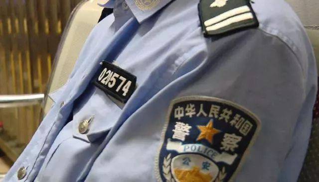 因为有制服情缘,广西一男子穿着警服上街溜达,结果悲剧了