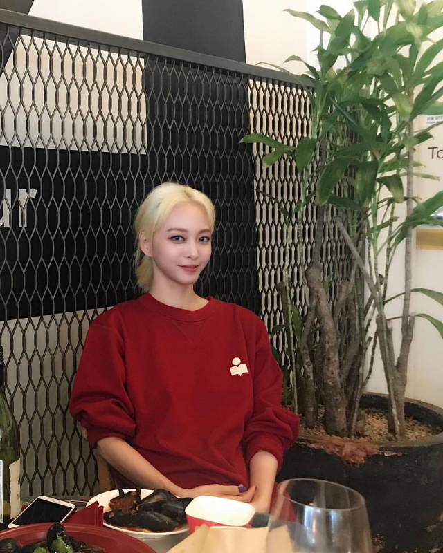 韩艺瑟(han ye seul),本名"金艺瑟儿".
