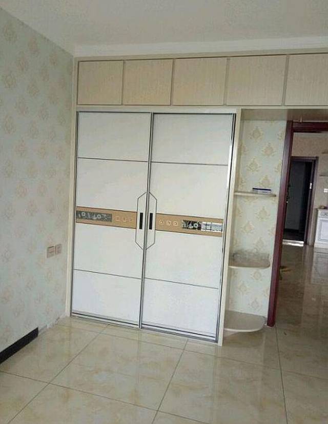 主卧室,贴了壁纸,打了一个到顶的壁柜