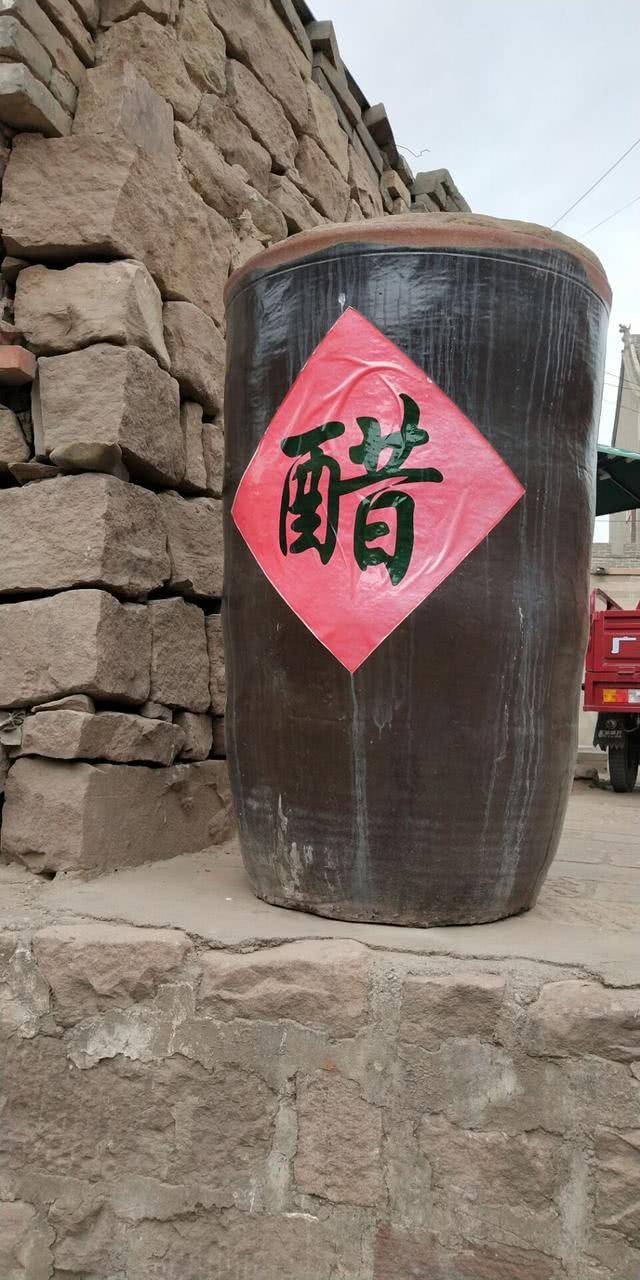 边 自家种的小葫芦做的手工艺品,每一个都不一样,嘴巴的表情也不一样
