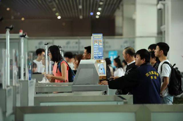 5月1日,旅客在贵阳北站检票进站.