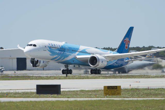 热烈祝贺中国南方航空首架b787-9飞机交付!