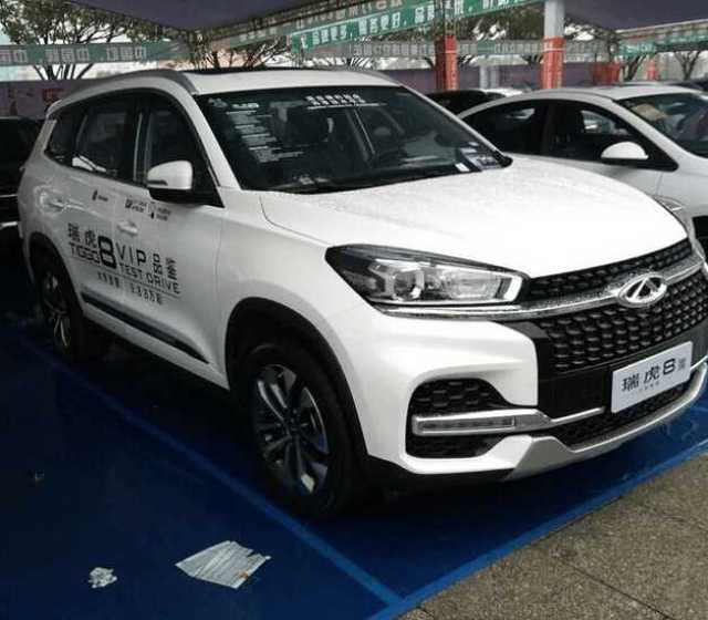 瑞虎8与宝骏530停在一起, 都是白色车, 场面却十分尴尬