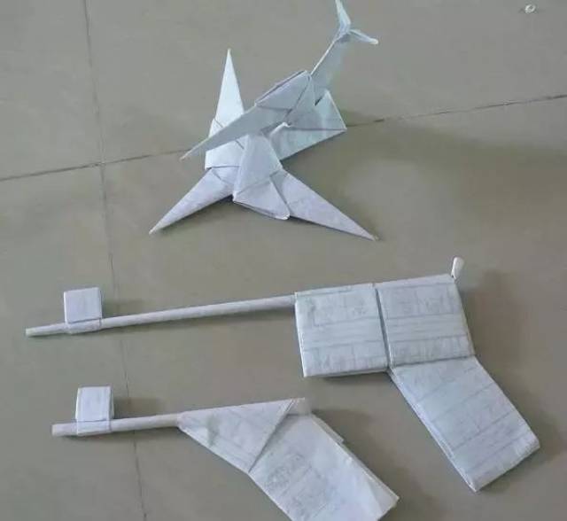 五,折纸枪,千纸鹤,纸飞机  那时候的男孩喜欢 用纸叠个纸枪biubiubiu