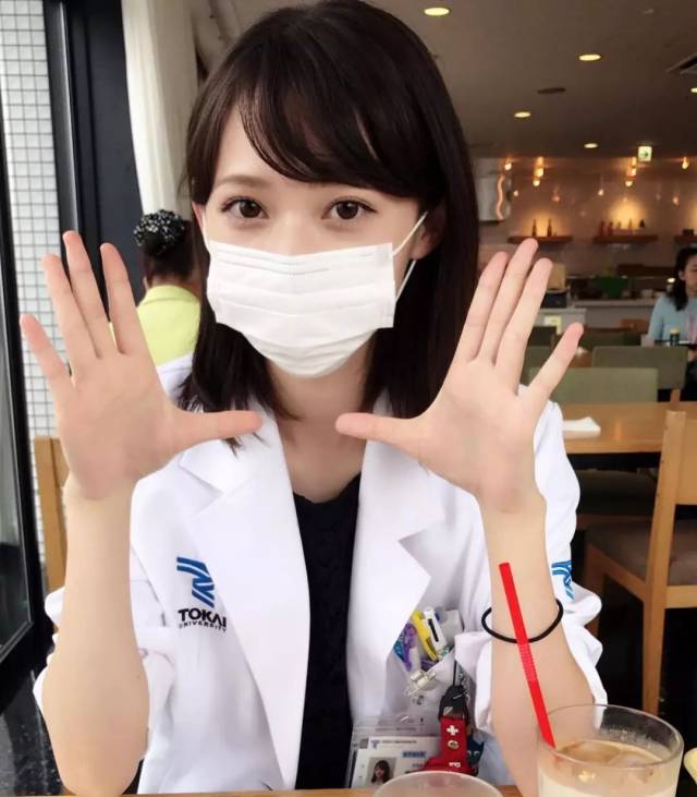 这个日本女医生长的像佐佐木希,被男粉丝们装病排队看病.