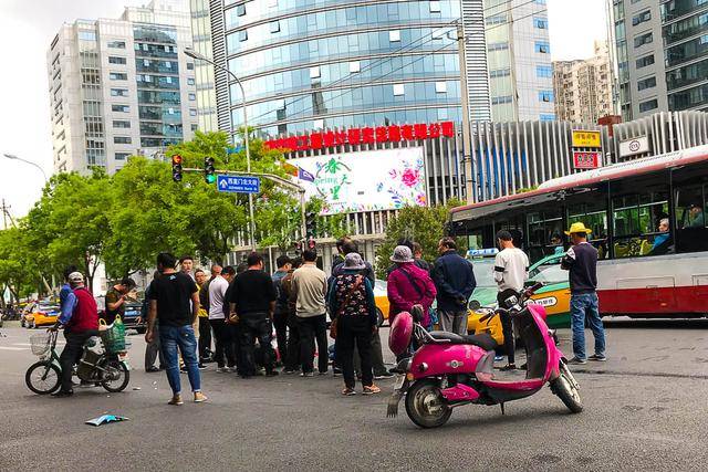 2018年5月2日下午,在北京市海淀区文慧桥路口,发生一起交通事故.