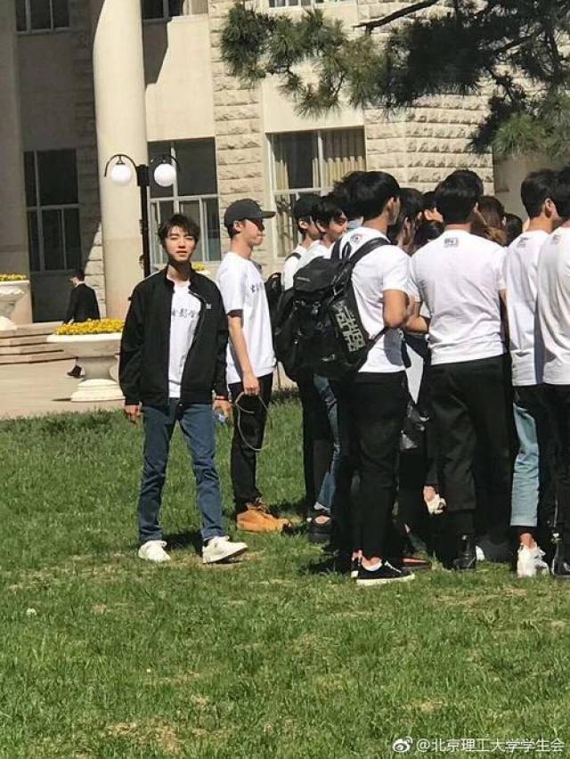 偶遇王俊凯穿校服参加联谊,素颜黑眼圈好明显,但脸和身材是真好