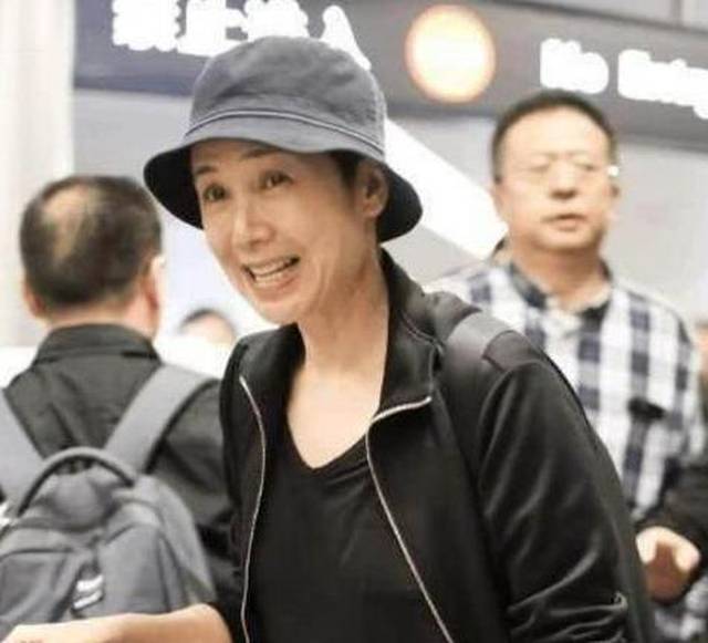 徐帆的一条裙子立马回归女神队列,蒋雯丽宽松款式完全