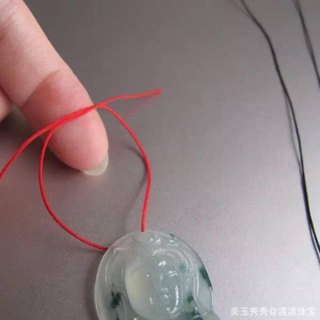 翡翠吊坠那么美,如何给吊坠编一个相配的扣头?