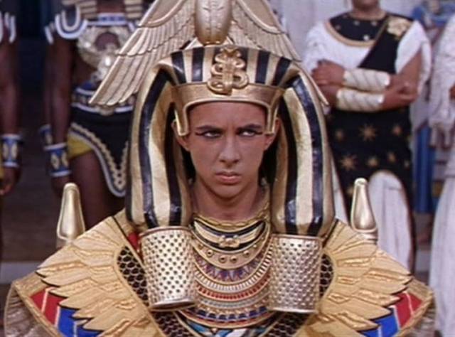 电影中的古埃及法老王 ptolemy xiii 也画着夸张的眼线 即便是死后