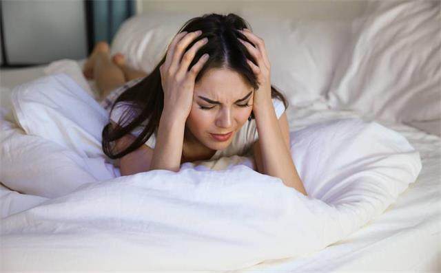 晚上睡觉的时候被热醒,然后醒来就是一身湿汗,头发,脖子,甚至被褥都