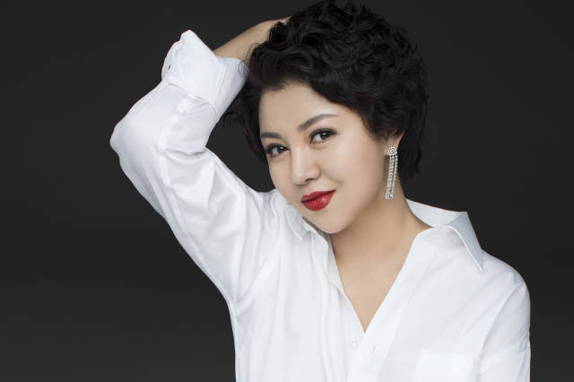 "光头强"雪村娇妻俞思妍晚春写真