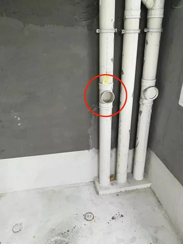 4 给排水工程 验房师给管道试水和卫生间闭水试验,检测室内排水管是否