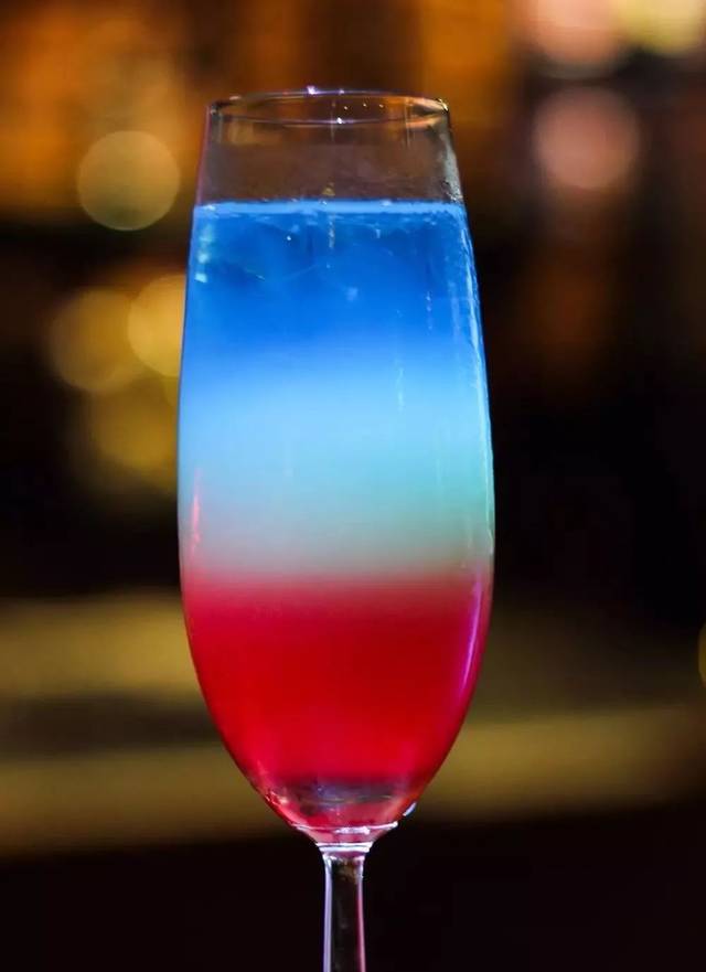 蓝色玛格,也是一款梦幻的鸡尾酒,高颜值的外表下,女生都爱它.