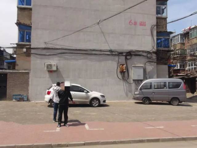 李某亮指认作案工具 近期以来,古冶区接连发生盗窃车内财物案.