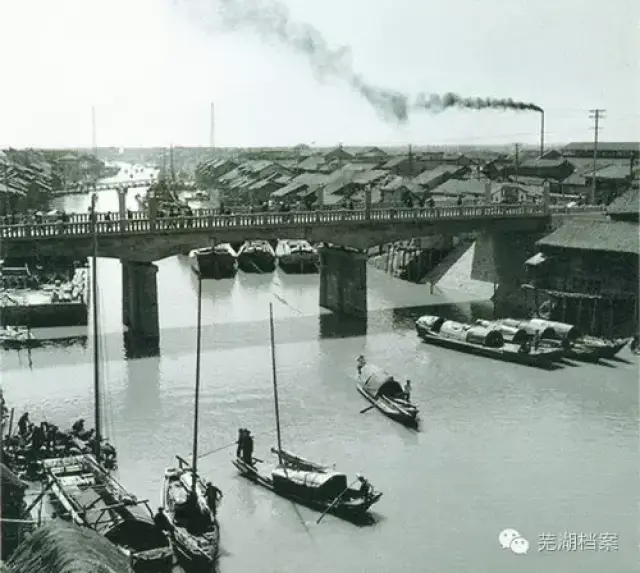 (图为上世纪50年代的中山桥(图为1951年芜湖市中山桥工程装吊套起重