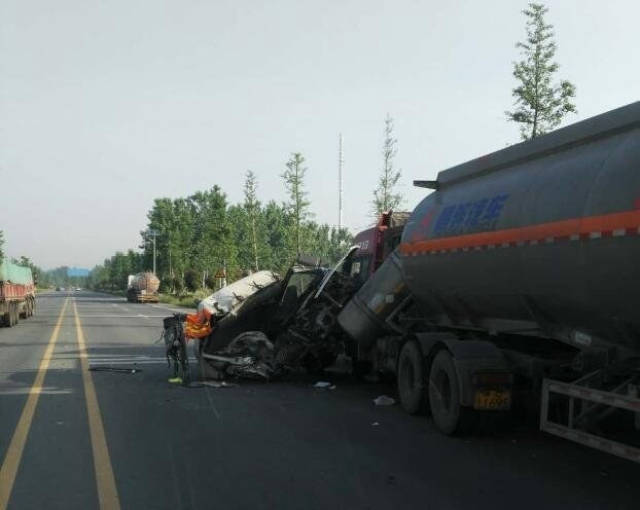 随州市新316国道发生交通事故:油罐车与半挂相撞,损失