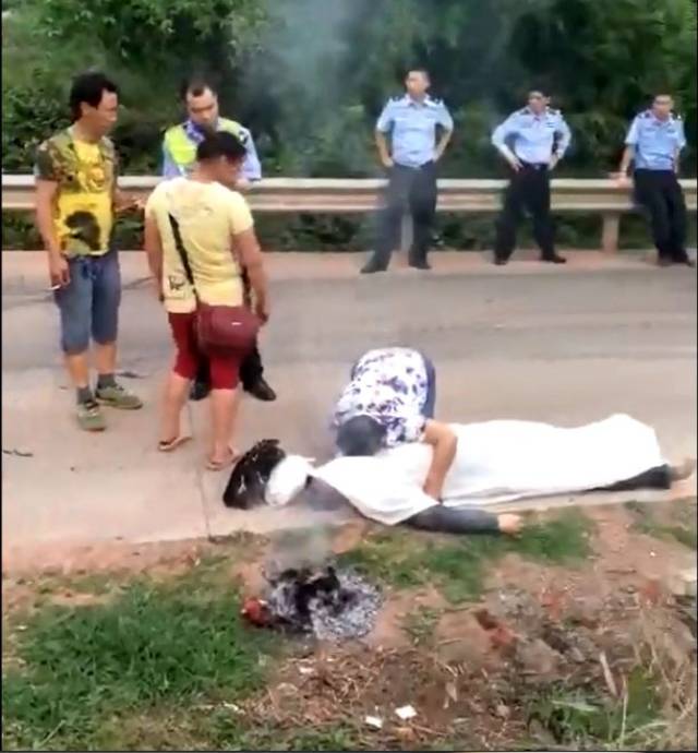 悲痛!宜宾一父亲送儿子上学,回家途中不幸发生车祸当场死亡