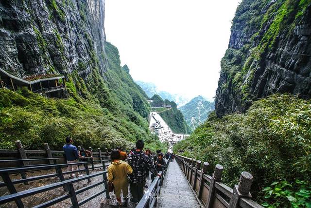 这里还有999层天梯,带你通向这个传奇之门——天门山.
