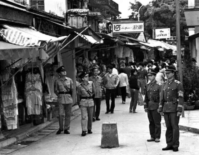 1985年,深圳,中英街上的香港警察和中国警察.