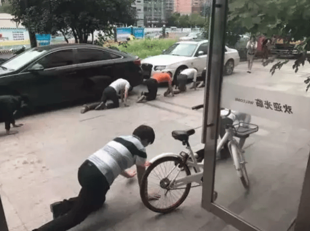 男员工排队让女经理扇耳光，原来是“主动要求