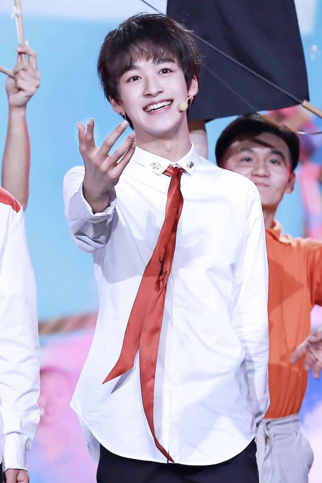 易安音乐社登五四晚会 愿毕业青年不说再见