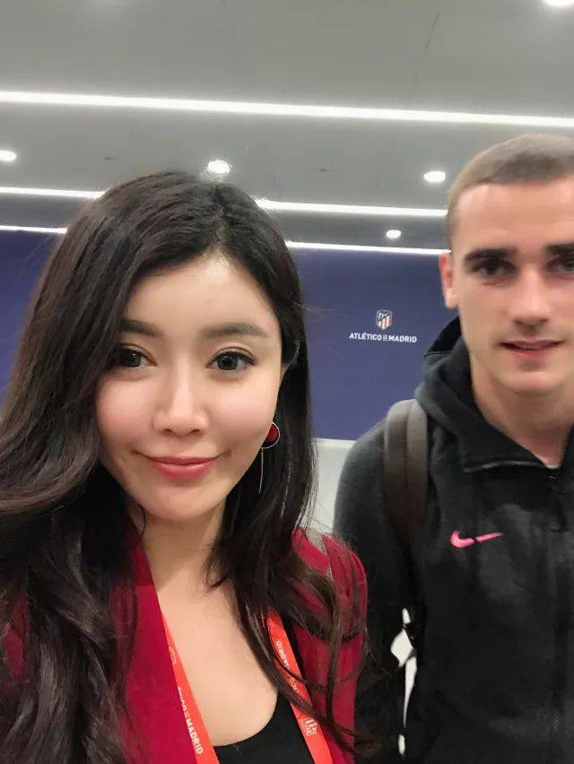 昊玥前线丨夹着温格照片行走在马竞主场