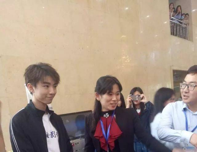 原来,王俊凯是参加了两个学校之间的一个交流活动,北京理工大学的