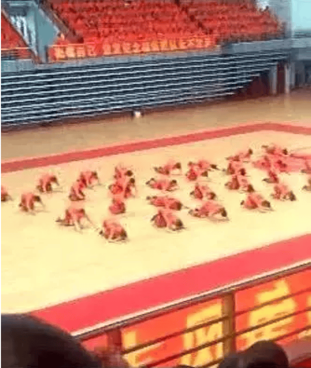 男员工排队让女经理扇耳光，原来是“主动要求