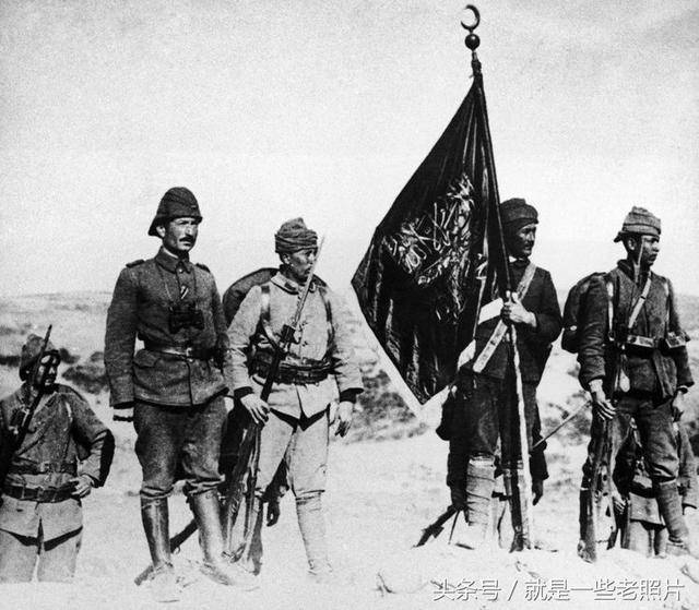 星月旗下顶着圆筒的士兵,一战时期的奥斯曼土耳其士兵