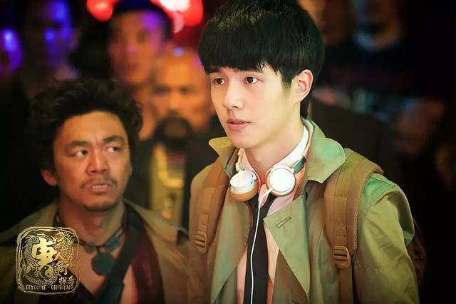 然后是呆萌到结巴的天才侦探,刘昊然在《唐人街探案》里面的角色秦风