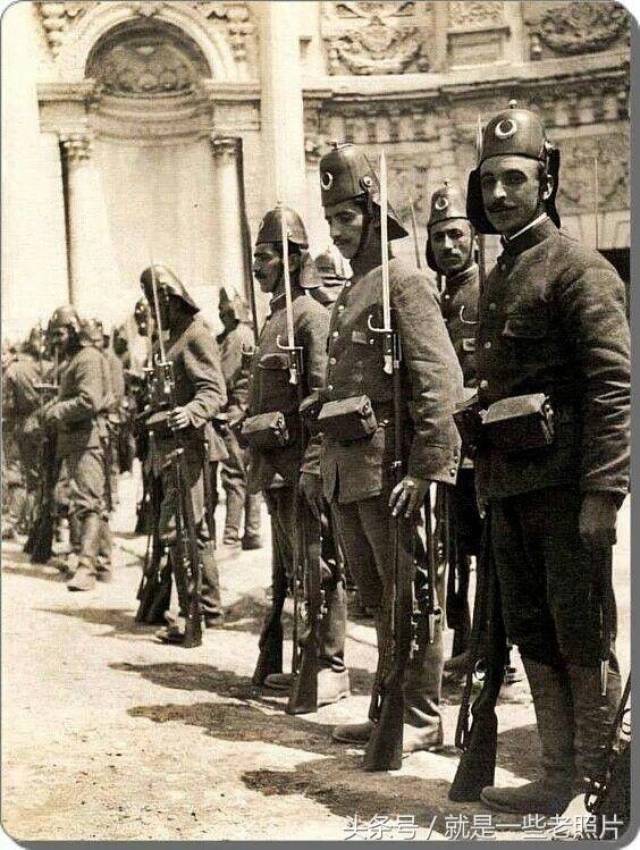 星月旗下顶着圆筒的士兵,一战时期的奥斯曼土耳其士兵