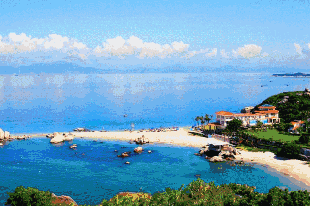 一侧面海一侧面湾,是难得的地理奇观, 海岸线绵延约20公里,雄奇壮观.