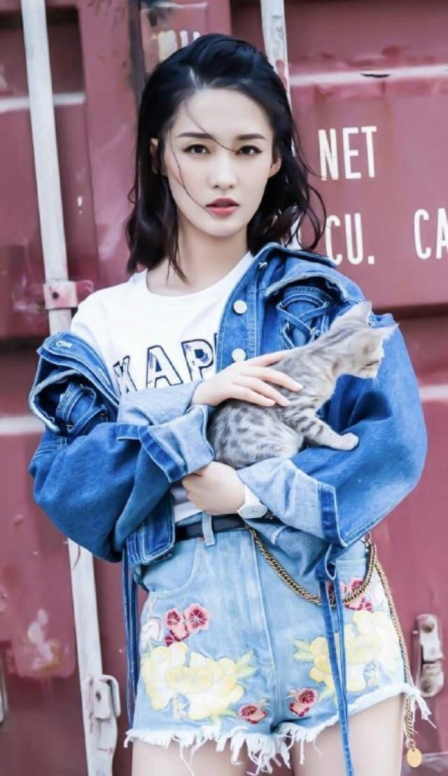 李沁怀抱猫咪宠溺凹造型,青春少女气息十足,真的是太