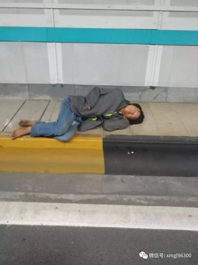 【鹭城路事】流浪汉在隧道内睡着,公路人员立即送其安全离开!