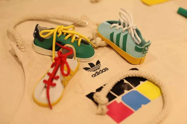 鞋带,鞋舌,鞋底等等全都可以自行diy~ 今天的adidas swc门店有活动哟.