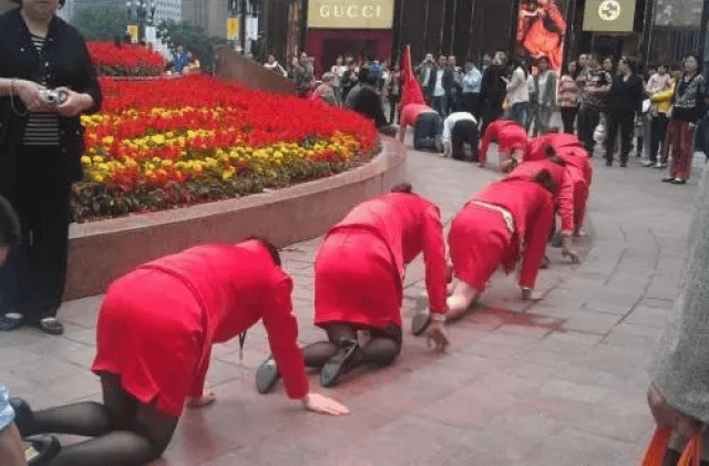 男员工排队让女经理扇耳光，原来是“主动要求