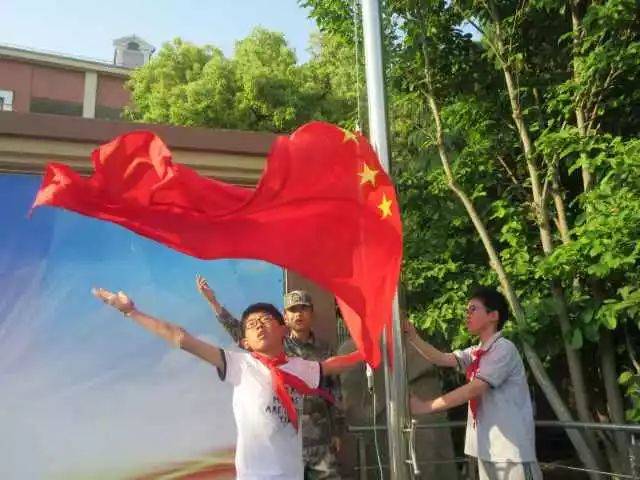 他们认真练习每一个动作,立正,稍息,看齐,齐步走,还有最难的扬旗动作.
