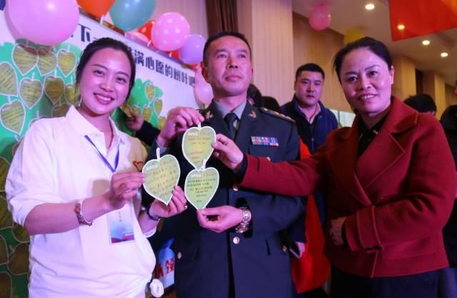 抖音民谣悦读,康定130多名美女帅哥聚众是要闹