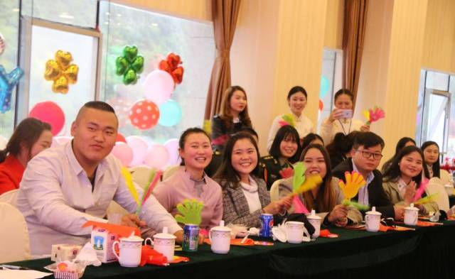 抖音民谣悦读,康定130多名美女帅哥聚众是要闹