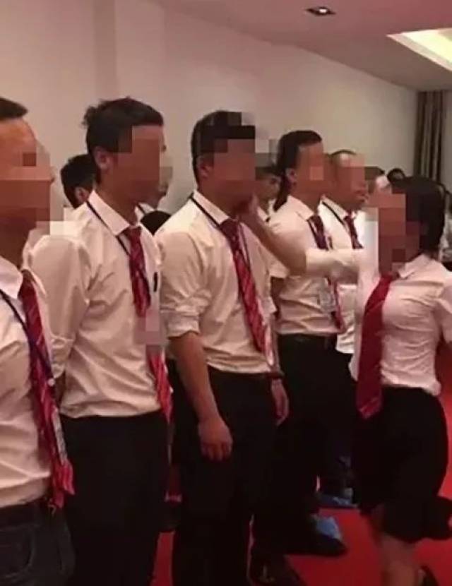 求求你打我吧！男员工排队“逼”女经理扇耳光