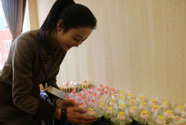 抖音民谣悦读,康定130多名美女帅哥聚众是要闹