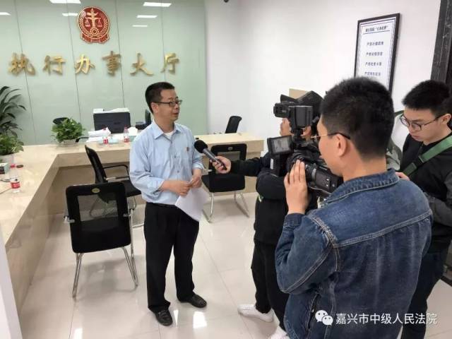 昨天凌晨,嘉兴一大波“老赖”在被窝里被突袭抓捕