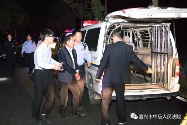 昨天凌晨,嘉兴一大波“老赖”在被窝里被突袭抓捕